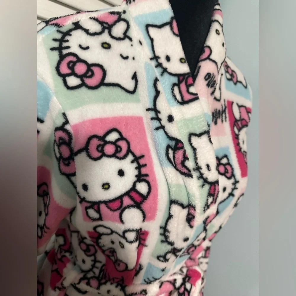 Hello Kitty Robe Womans S/M. Soft pretty colors with pockets on each side. - Picture 6 of 11